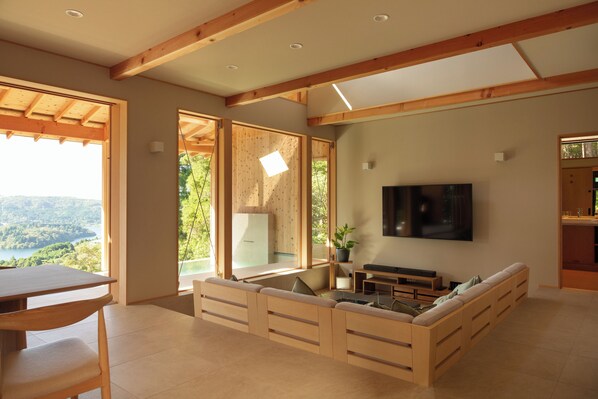 65 インチのスマートテレビ (デジタル放送視聴可)、テレビゲーム機、Netflix