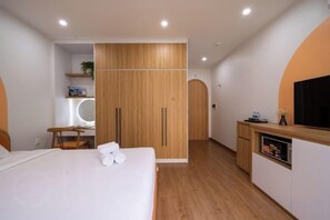 Down comforters, minibar, desk, blackout drapes - Moonlit Suites Hotel (Hanoi)