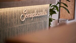 Un mostrador de recepción con un cartel que dice "Soneplacelse".