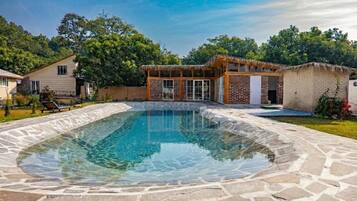 Una piscina al aire libre