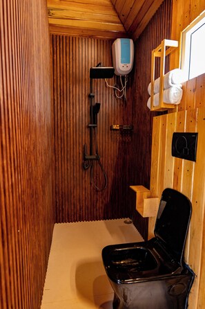 Baumhaus | Badezimmer | Dusche, Haartrockner, Handtücher, Seife