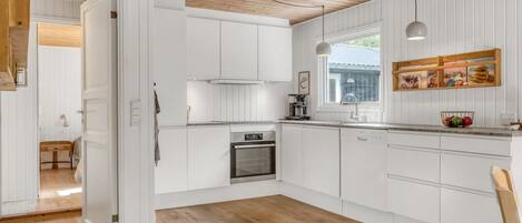 Køleskab, opvaskemaskine, køkkentøj/tallerkener/redskaber