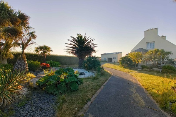 maison avec véranda donnant sur l'ensemble du jardin
