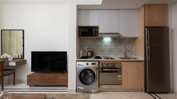 Réfrigérateur, micro-ondes, four, plaque de cuisson