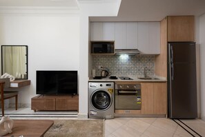 Kylskåp, mikrovågsugn, ugn och spishäll