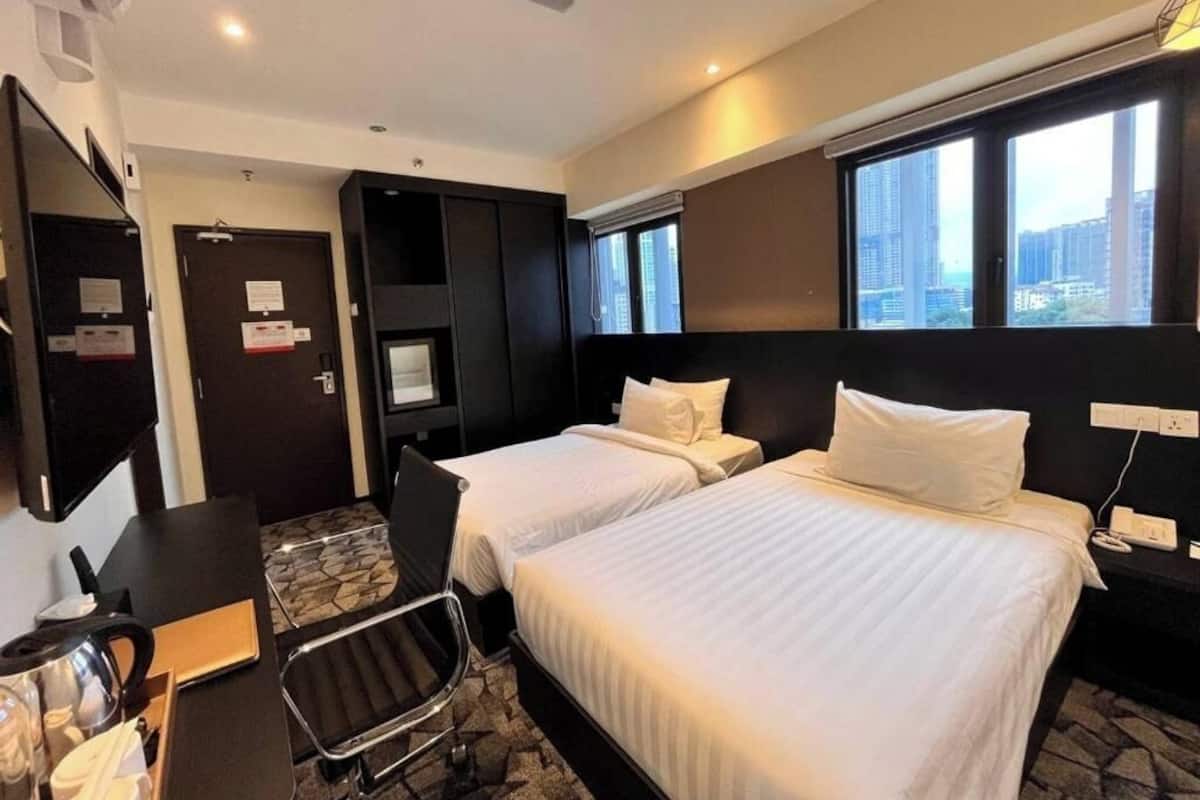Quarto duplo luxo, vista para a cidade | Escrivaninha, ferros/tábuas de passar roupa, Wi-Fi de cortesia