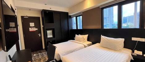 Deluxe Twin Room, City View | Desk, iron/ironing board, free WiFi