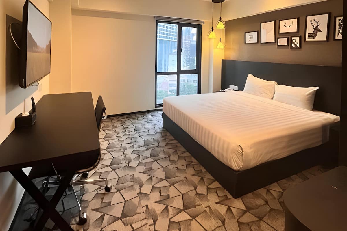 Quarto luxo | Escrivaninha, ferros/tábuas de passar roupa, Wi-Fi de cortesia