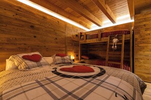 3 bedrooms, iron/ironing board, internet, bed sheets