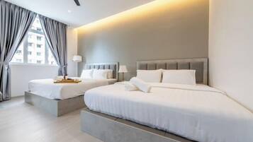 Una habitación de hotel moderna con dos camas, un ventanal con cortinas y un ventilador de techo.