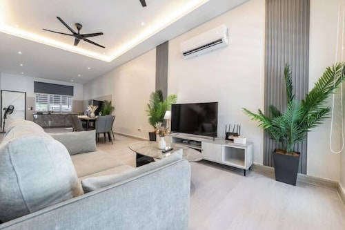 La Ferringhi Villa by BRB