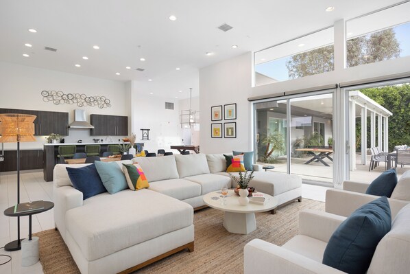 Smart TV, fireplace, table tennis, stereo