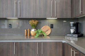 Réfrigérateur, four à micro-ondes, un four, surface de cuisson