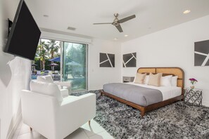 10 chambres, bureau, fer et planche à repasser, lit de bébé portatif