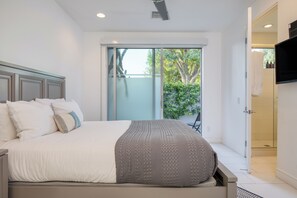 10 bedrooms, desk, iron/ironing board, travel crib