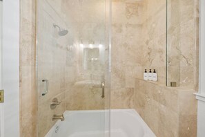 Dusche, Haartrockner, Shampoo