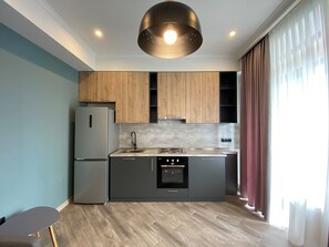 Apartemen Basic, balkon, pemandangan kota | Dapur pribadi | Lemari es besar, oven, dan kompor