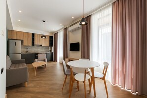 Apartemen Basic, balkon, pemandangan kota | Area keluarga
