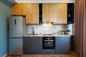 Refrigerador con freezer, horno, placa de cocina, tetera/pava eléctrica