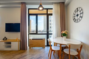 Apartemen Basic, balkon, pemandangan kota | Area keluarga | Televisi layar datar 50-inci dengan saluran TV kabel