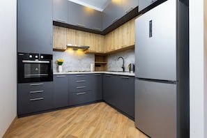 Appartement Confort, balcon | Cuisine privée | Réfrigérateur grande capacité avec congélateur, un four