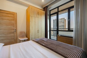 Espacio para trabajar con laptop y cortinas blackout 