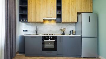 Appartamento Classic, balcone | Cucina privata | Frigorifero con congelatore, forno, piano cottura