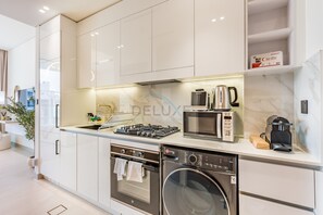 ثلاجة، ميكروويف، فرن، موقد طهي مسطح