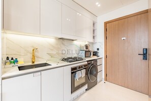 Fridge, microwave, oven, stovetop - Studio with Community Views, Steps from Mall & Park, Near Jebel Ali Racecourse (Dubai)