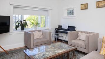 Room, 1 Bedroom, Smoking, Garden View | Living room | Books