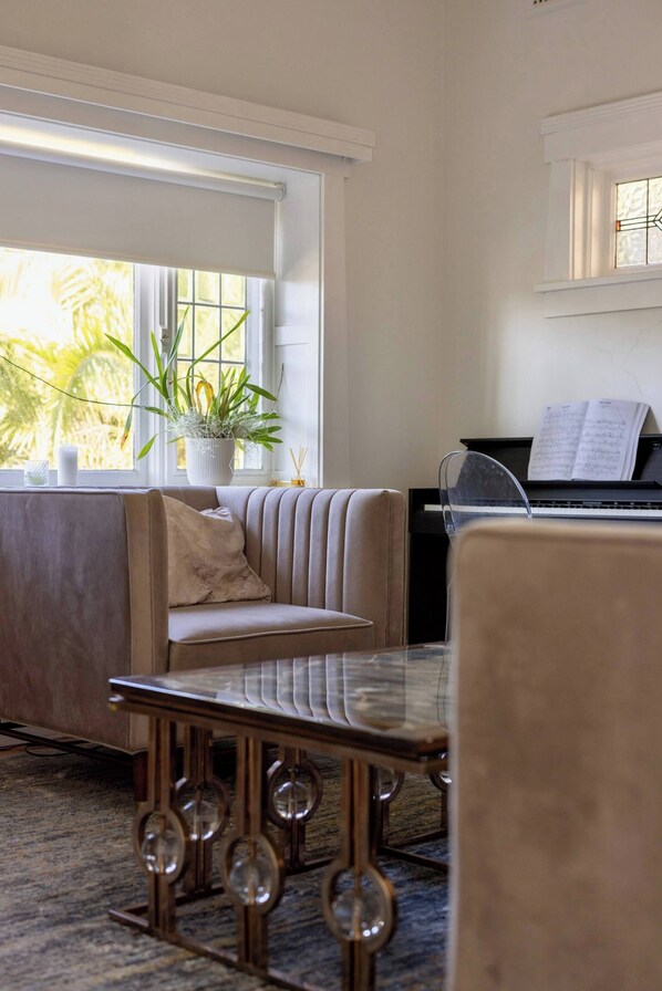 Books - Room-private B&B Near Airport, Beach, an (Sydney)