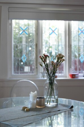 Room, 1 Bedroom, Smoking, Garden View | Dining