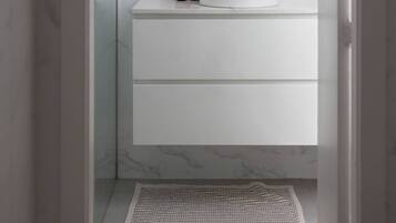 Room, 1 Bedroom, Smoking, Garden View | Bathroom