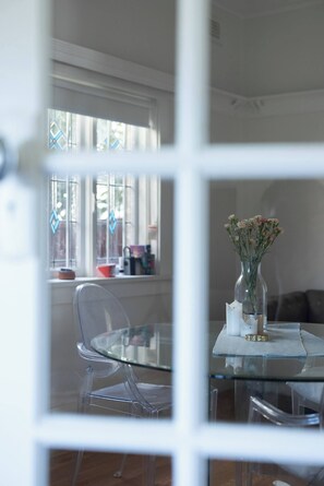 Room, 1 Bedroom, Smoking, Garden View | Dining room