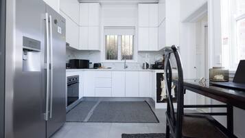 Room, 1 Bedroom, Smoking, Garden View | Interior