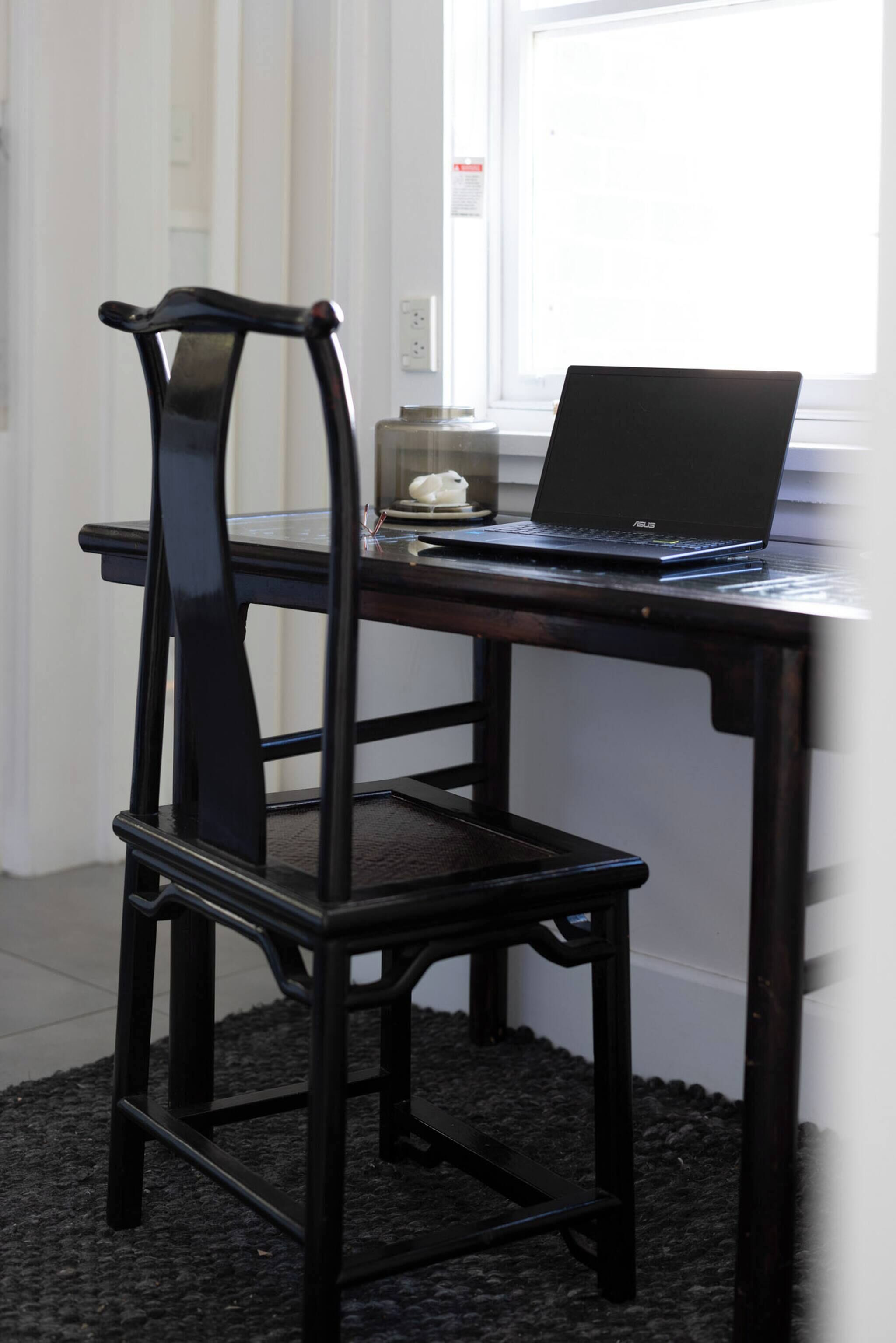 Room, 1 Bedroom, Smoking, Garden View | Living area | Books