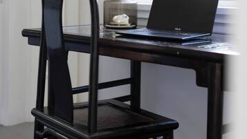 Room, 1 Bedroom, Smoking, Garden View | Living area | Books