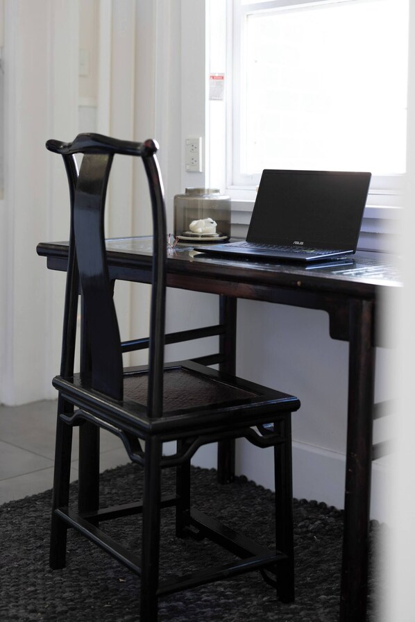 Room, 1 Bedroom, Smoking, Garden View | Living area | Books