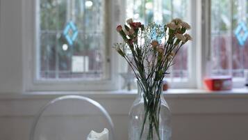 Room, 1 Bedroom, Smoking, Garden View | Dining
