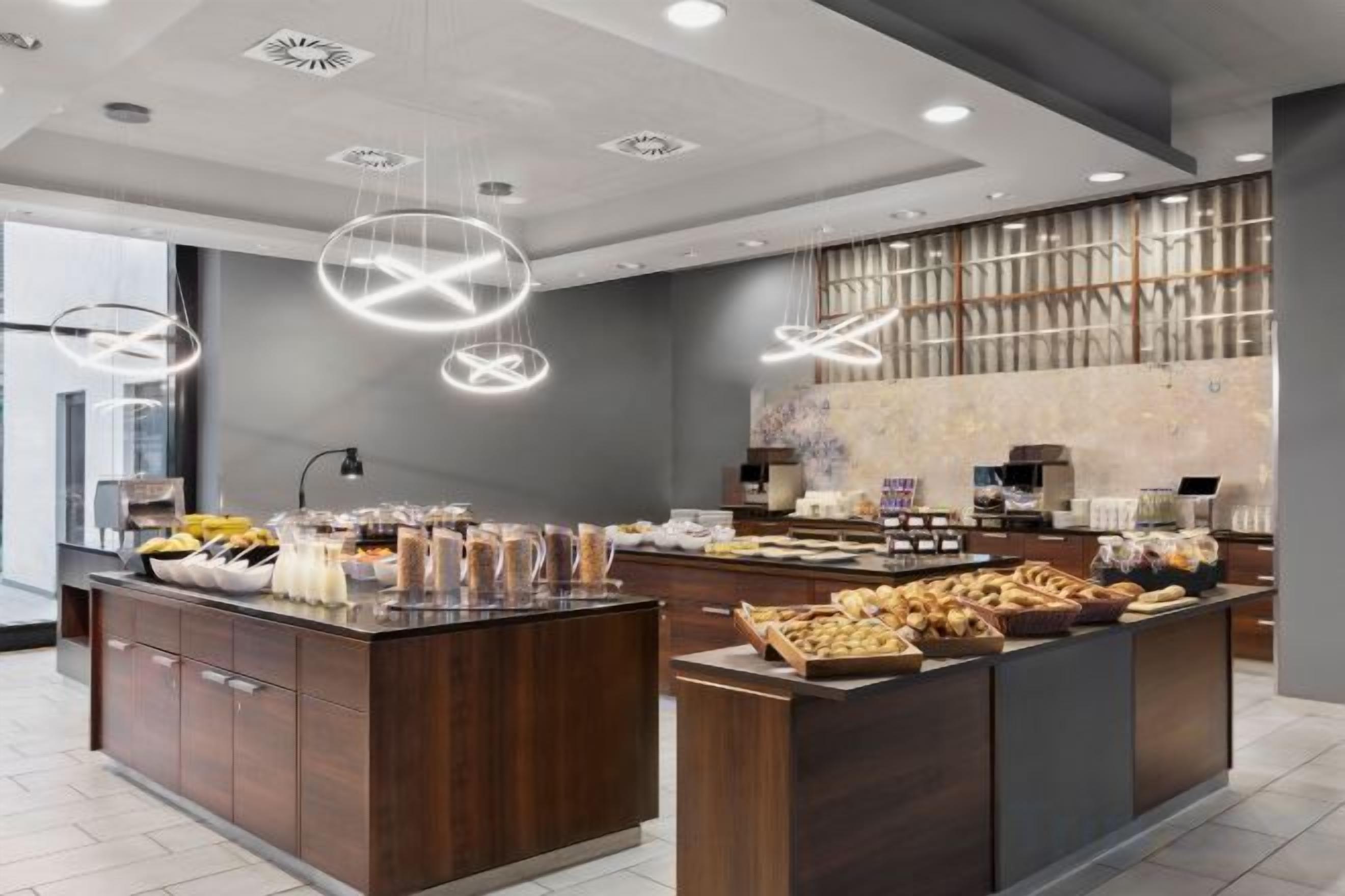 Una barra de desayuno moderna con diversas opciones de alimentos y un diseño contemporáneo.