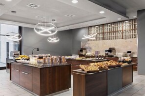 Een modern ontbijtbuffet met diverse gerechten en een eigentijds design.