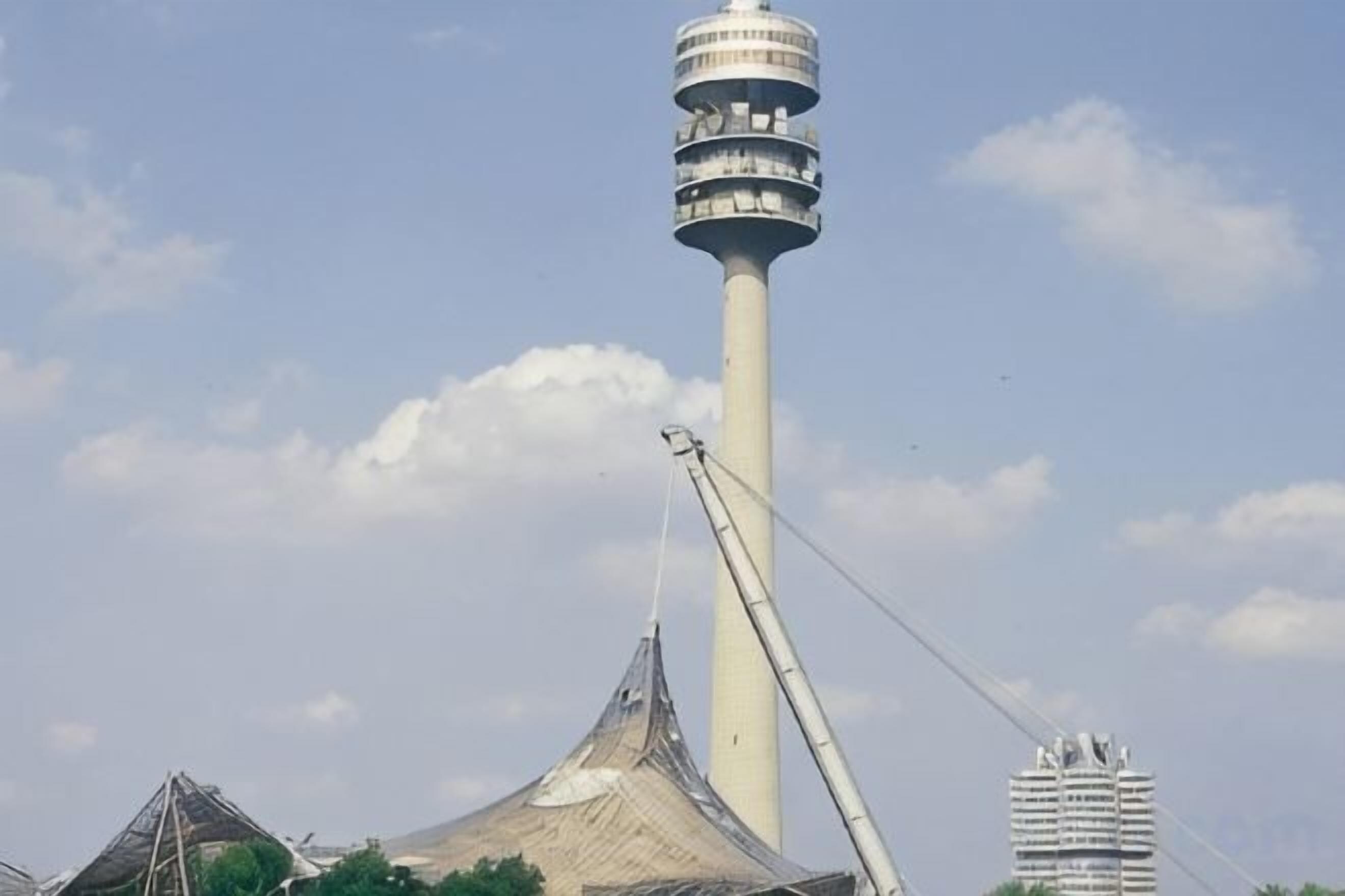 Une haute tour surmontée d’une flèche et dotée d’un système de téléphérique.