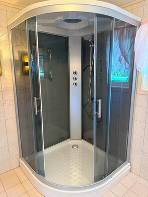 Regadera y amenidades de baño gratuitas 