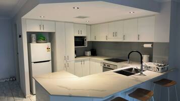 Réfrigérateur, four, plaque de cuisson, lave-vaisselle