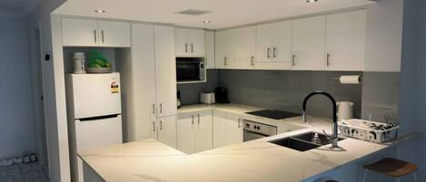 Jääkaappi, uuni, liesi, astianpesukone