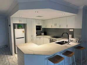 Fridge, oven, stovetop, dishwasher