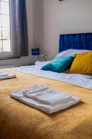 Iron/ironing board, free WiFi - 1 Bed Flat Wanstead E11 2PF | Save 10% LongStay | Contractors | Wi-Fi | Sleeps4 | Parking (Greater London)