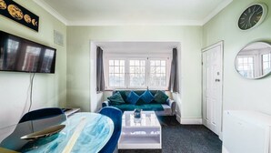 Unclassified image, 5 of 24, button - 1 Bed Flat Wanstead E11 2PF | Save 10% LongStay | Contractors | Wi-Fi | Sleeps4 | Parking (Greater London)