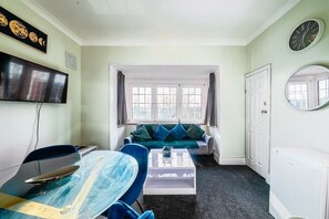 TV - 1 Bed Flat Wanstead E11 2PF | Save 10% LongStay | Contractors | Wi-Fi | Sleeps4 | Parking (Greater London)
