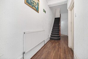 Interior - 1 Bed Flat Wanstead E11 2PF | Save 10% LongStay | Contractors | Wi-Fi | Sleeps4 | Parking (Greater London)